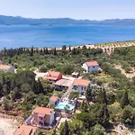 Luxurious In בית נופש