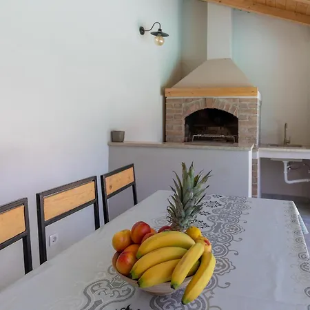 Dom wakacyjny 4 Bedroom Amazing In Kremena Kremena