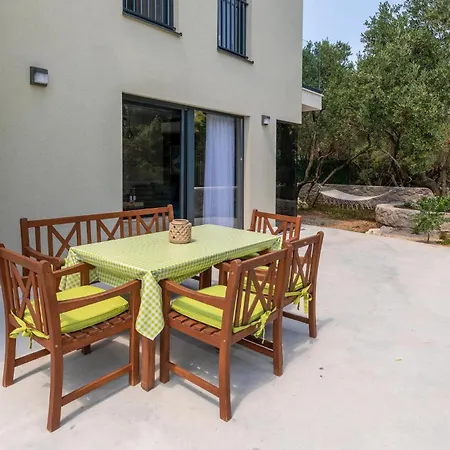 Dom wakacyjny 4 Bedroom Amazing In Kremena