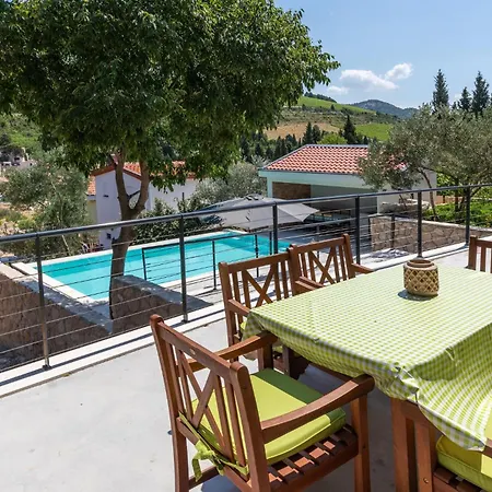 Dom wakacyjny 4 Bedroom Amazing In Kremena