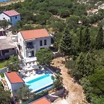 Luxurious In * Kremena