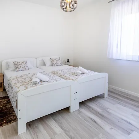 Holiday home 4 Bedroom Amazing In Kremena